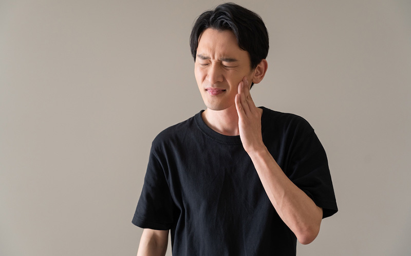 虫歯治療で薬を詰めると痛いのはなぜ？