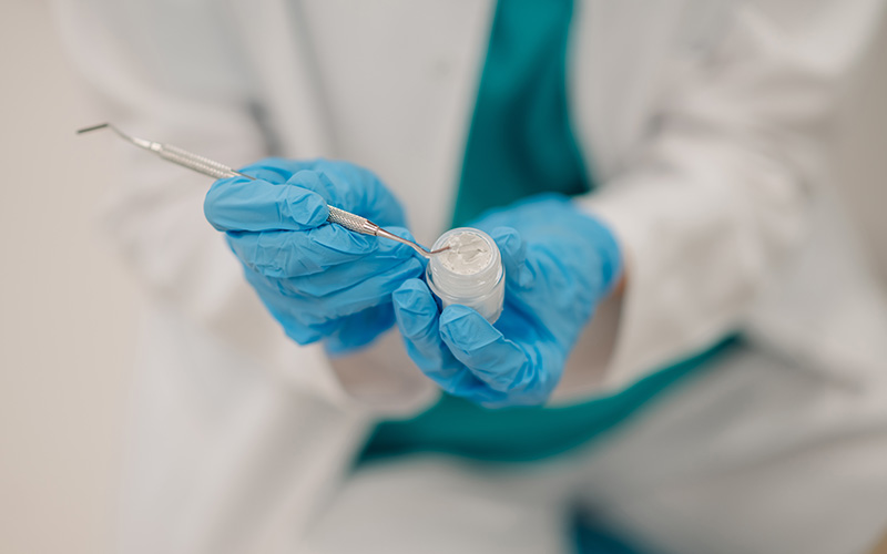 虫歯治療（根管治療）で歯に詰める薬剤の種類について